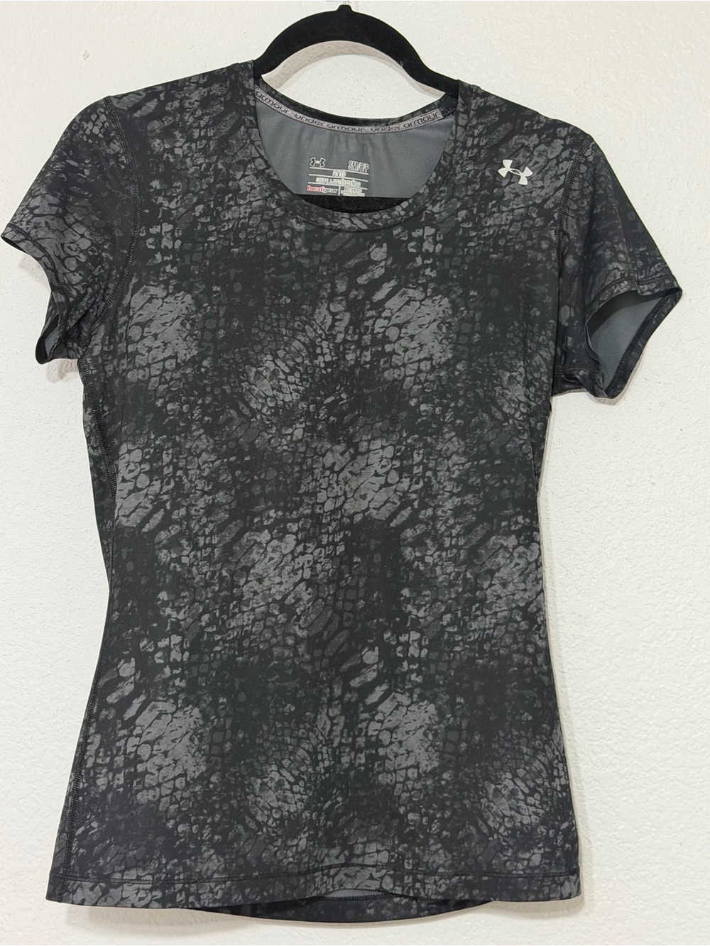 Under Armour HeatGear Black Snakeskin Print Athletic Top — Women’s Small
